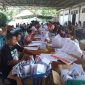 Kegiatan sortir dan lipat surat suara Pemilu 2024 di Kantor KPU Sikka, Jumat (22/12)