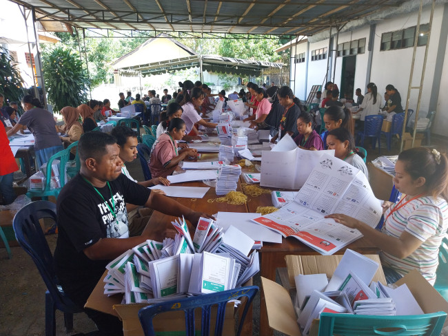 Kegiatan sortir dan lipat surat suara Pemilu 2024 di Kantor KPU Sikka, Jumat (22/12)