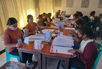 Suasana sortir dan lipat surat suara di Kantor KPU Sikka, Jumat (22/12)