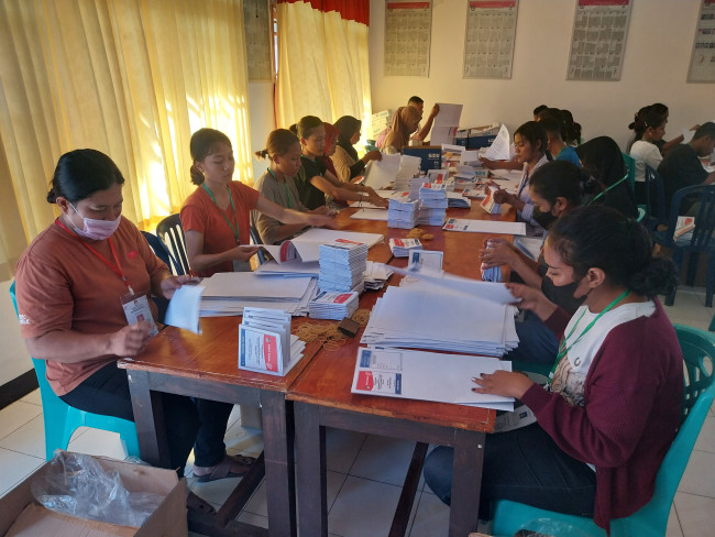 Suasana sortir dan lipat surat suara di Kantor KPU Sikka, Jumat (22/12)