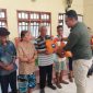 Pimpinan Cabang BRI Maumere Heru Pratomo menyerahkan bantuan paket sembako kepada warga Desa Magepanda, Jumat (22/12)