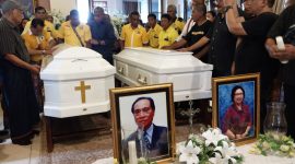 Jenazah Josef Blasius Bapa bersama kerangka istrinya disemayamkan di rumah keluarga di Jalan Soedirman Maumere, Rabu (27/12)