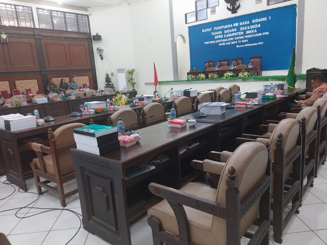 Kursi paripurna kosong karena anggota DPRD Sikka Mogok sidang, Sabtu (30/12)