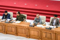 Ketua KPU Hasyim Asy'ari (kedua kanan) bersama Anggota KPU Mochamad Afifuddin, Yulianto Sudrajat dan August Mellaz memimpin rapat tertutup dengan masing-masing Timses pasangan Capres-Cawapres Pilpres 2024, di Gedung KPU, Jakarta, Rabu (6/12)