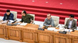 Ketua KPU Hasyim Asy'ari (kedua kanan) bersama Anggota KPU Mochamad Afifuddin, Yulianto Sudrajat dan August Mellaz memimpin rapat tertutup dengan masing-masing Timses pasangan Capres-Cawapres Pilpres 2024, di Gedung KPU, Jakarta, Rabu (6/12)