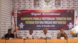 Ketua KPU Sikka Yohanes Krisostomus Feri memimpin Rakor Kampanye Pertemuan Terbatas dan Tatap Muka, Senin (4/12)