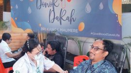 Pimpinan Cabang BRI Maumere Heru Pratomo terlibat Dalam aksi donor darah, Selasa (5/12) dalam rangka memperingati HUT ke-128 BRI
