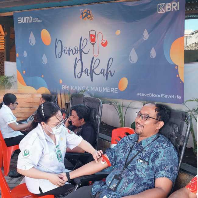 Pimpinan Cabang BRI Maumere Heru Pratomo terlibat Dalam aksi donor darah, Selasa (5/12) dalam rangka memperingati HUT ke-128 BRI