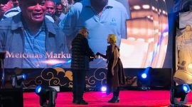 Pemimpin Perusahaan PT Timor Media Grafika Margaretha Iin Wahyuningrum menyerahkan Pos Kupang Award kepada Melchias Markus Mekeng, Senin (11/12) (foto: istimewa)