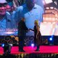 Pemimpin Perusahaan PT Timor Media Grafika Margaretha Iin Wahyuningrum menyerahkan Pos Kupang Award kepada Melchias Markus Mekeng, Senin (11/12) (foto: istimewa)