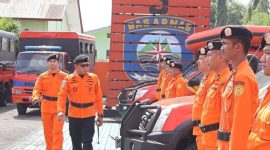 Kepala Basarnas Maumere Supriyanto Ridwan memeriksa kesiapan personil Siaga SAR Nataru, Senin (18/12)