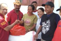 Kepala Dinas Pariwisata dan Kebudayaan Sikka Evensius F Edomeko menyerahkan bantuan benang dan pewarna kepada salah satu kelompok tenun ikat 