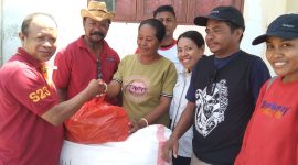 Kepala Dinas Pariwisata dan Kebudayaan Sikka Evensius F Edomeko menyerahkan bantuan benang dan pewarna kepada salah satu kelompok tenun ikat 