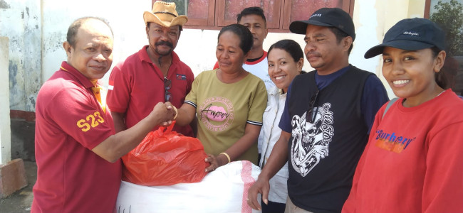 Kepala Dinas Pariwisata dan Kebudayaan Sikka Evensius F Edomeko menyerahkan bantuan benang dan pewarna kepada salah satu kelompok tenun ikat 