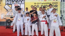 Para atlit Perisai Diri Sikka mengikuti Kejurnas, pose bersama Pater Hendrik Maku beberapa waktu lalu