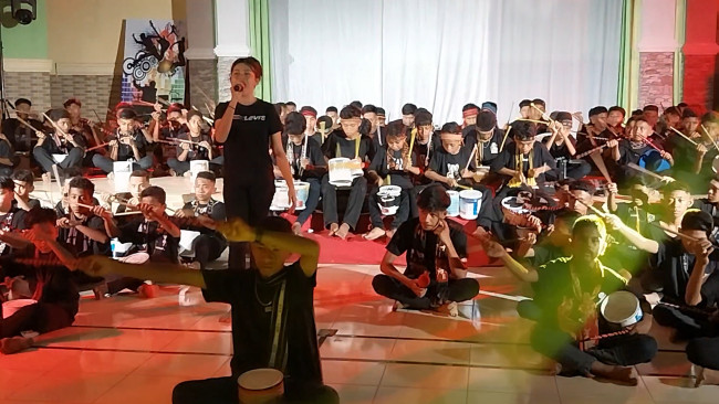 Penampilan perkusi pada Pentas Seni SMPK Frater Maumere di Aula Mardiwiyata, Jumat (1/12)