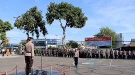 Wakapolres Sikka Kompol Ruliyanto JP Pahroen memimpin Apel Gelar Pasukan Operasi Lilin Turangga, Kamis (21/12) (foto: istimewa)