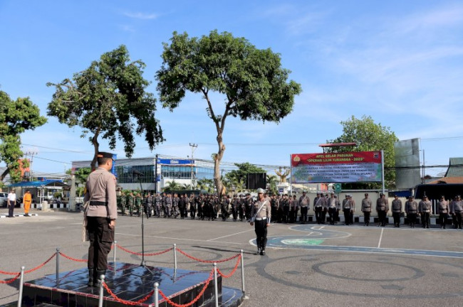 Wakapolres Sikka Kompol Ruliyanto JP Pahroen memimpin Apel Gelar Pasukan Operasi Lilin Turangga, Kamis (21/12) (foto: istimewa)