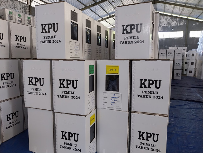 Kotak suara Pemilu 2024 di gudang penyimpanan logistik KPU Sikka