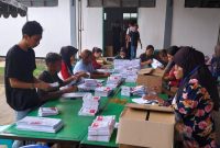 Suasana sortir dan lipat surat suara di Kantor KPU Sikka, Jumat (5/1)