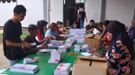 Suasana sortir dan lipat surat suara di Kantor KPU Sikka, Jumat (5/1)