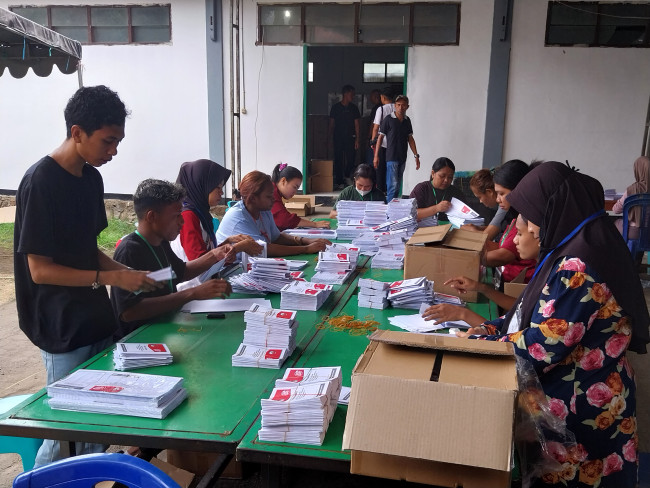 Suasana sortir dan lipat surat suara di Kantor KPU Sikka, Jumat (5/1)