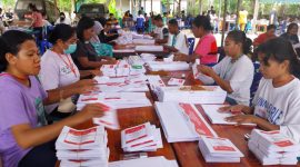 Sortir dan lipat surat suara di KPU Sikka beberapa waktu lalu