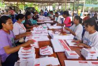 Suasana sortir dan lipat surat suara di Kantor KPU Sikka, Jumat (5/1)