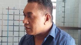 Anggota DPRD Sikka Sufriyance Merison Botu saat memberikan keterangan pers, Senin (8/1)