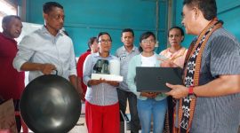 Anggota Komisi X DPR RI Andreas Hugo Pareira menyerahkan bantuan peralatan aspirasi kepada pelaku ekonomi kreatif di Ili Desa Kokowahor Kecamatan Kangae Kabupaten Sikka, Kamis (11/1) 