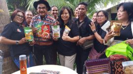 Anggota Komisi X DPR RI Andreas Hugo Pareira bersama anggota AkuSikka di Pantai Paris, Jumat (12/1)