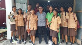 Sejumlah pelajar penerima PIP pose bersama AHP, Jumat (12/1) 