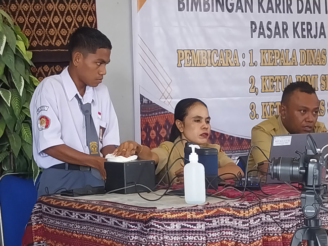 Proses perekaman KTP Eleltronik di Lantai 2 SMKN 1 Maumere, Senin (15/1) 