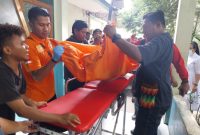 Polisi evakuasi  korban gantung diri ke RSUD TC Hillers Maumere, Sabtu (20/1)