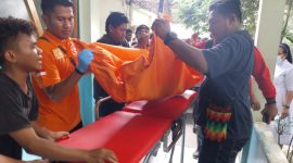 Polisi evakuasi  korban gantung diri ke RSUD TC Hillers Maumere, Sabtu (20/1)
