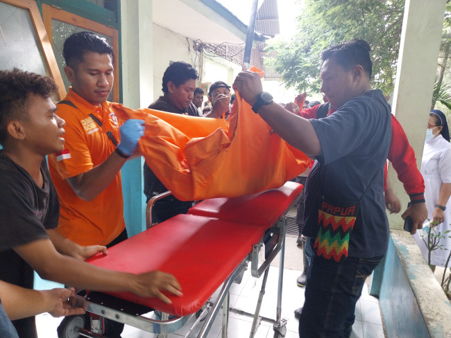 Polisi evakuasi  korban gantung diri ke RSUD TC Hillers Maumere, Sabtu (20/1)