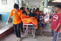 Polisi mengevakuasi jasad pelajar gantung diri ke RSUD TC Hillers Maumere, Sabtu (20/1)