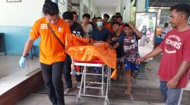 Polisi mengevakuasi jasad pelajar gantung diri ke RSUD TC Hillers Maumere, Sabtu (20/1)