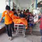 Polisi mengevakuasi jasad pelajar gantung diri ke RSUD TC Hillers Maumere, Sabtu (20/1)