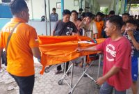 Polisi mengevakuasi jasad korban gantung diri ke RSUD TC Hillers Maumere, Sabtu (20/1)