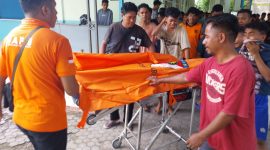 Polisi mengevakuasi jasad korban gantung diri ke RSUD TC Hillers Maumere, Sabtu (20/1)