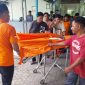 Polisi mengevakuasi jasad korban gantung diri ke RSUD TC Hillers Maumere, Sabtu (20/1)