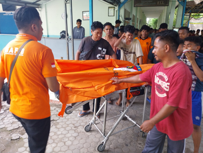 Polisi mengevakuasi jasad korban gantung diri ke RSUD TC Hillers Maumere, Sabtu (20/1)