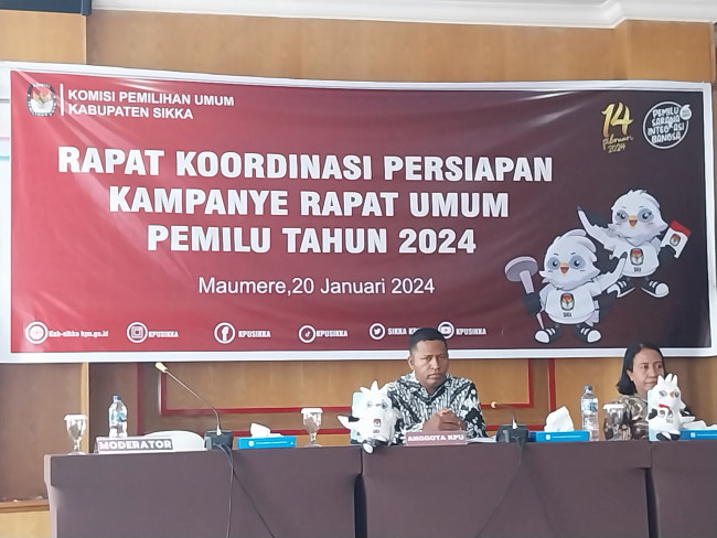 Pelaksana Harian Ketua KPU Sikka Herimanto didampingi komisioner Yuldensia Theresia Hesty, memimpin Rakor Persiapan Kampanye Rapat Umum Pemilu 2024, Sabtu (20/1)
