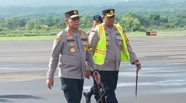 Kapolres Sikka AKBP Hadi Dinata menjemput Kapolda NTT Irjen Pol Daniel Tahi Monang Silitonga di Bandara Frans Seda Maumere, Selasa (23/1)