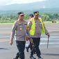 Kapolres Sikka AKBP Hadi Dinata menjemput Kapolda NTT Irjen Pol Daniel Tahi Monang Silitonga di Bandara Frans Seda Maumere, Selasa (23/1)