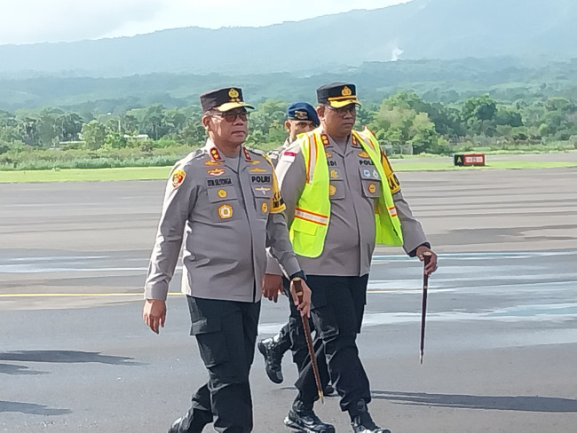 Kapolres Sikka AKBP Hadi Dinata menjemput Kapolda NTT Irjen Pol Daniel Tahi Monang Silitonga di Bandara Frans Seda Maumere, Selasa (23/1)