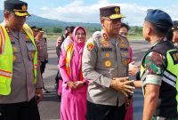 Kapolda NTT Irjen Pol Daniel Tahi Monang Silitonga dijemput di Bandara Frans Seda Maumere, Selasa (23/1)
