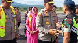 Kapolda NTT Irjen Pol Daniel Tahi Monang Silitonga dijemput di Bandara Frans Seda Maumere, Selasa (23/1)