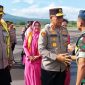 Kapolda NTT Irjen Pol Daniel Tahi Monang Silitonga dijemput di Bandara Frans Seda Maumere, Selasa (23/1)